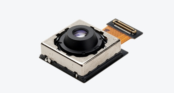 카메라 모듈은 스마트폰, 자동차 등에 탑재될 수 있도록 카메라를 구성하는 렌즈, 센서 등 부품을 일체화한 구조체를 말한다.